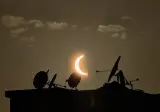 مشهد مهيب .. الكسوف يظهر بوضوح تام ويغطي سماء عاصمة المملكة